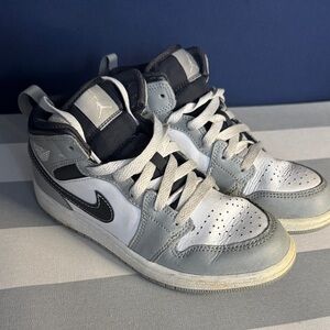 Jordan 1 Mid light Smoke Gray Sneakers